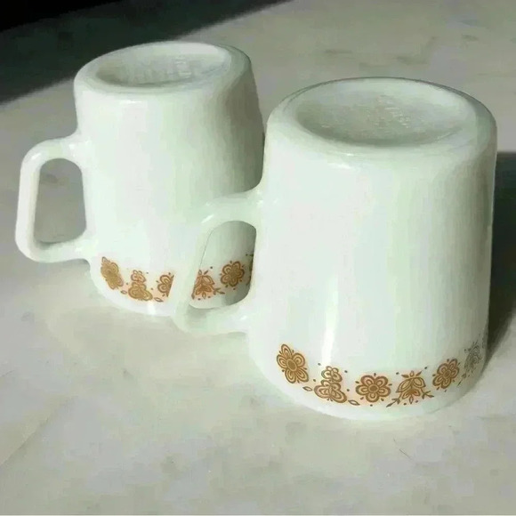 Set of 2 Pyrex Butterfly Gold milk glass mugs with D handles - Picture 3 of 10